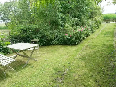 Garten mit Sitzmöglichkeit