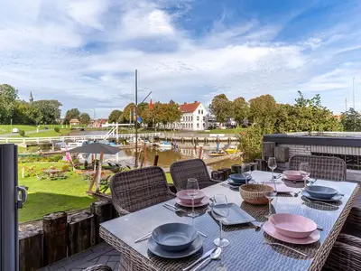 Terrasse mit gedecktem Tisch