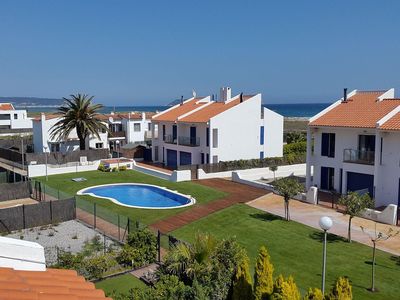 Ausblick aus dem Fenster. Blick von der Terrasse im 2. Stock auf Pool und Meer