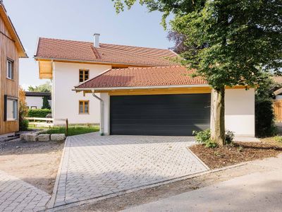 Einfahrt und Garage