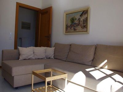Wohnbereich. Wohnzimmer mit Blick auf Sofa, links, nicht im Bild: die Essecke
