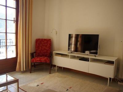 Wohnbereich. Wohnzimmer mit Blick auf TV, Sessel