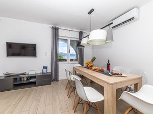 23741437-Ferienhaus-8-Trogir-300x225-5