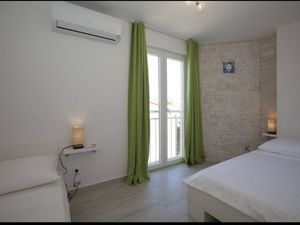 24018535-Ferienhaus-6-Trogir-300x225-5