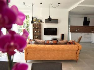 24018540-Ferienhaus-7-Trogir-300x225-3