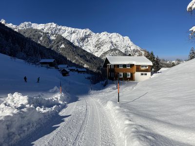 Ansicht von der Straße auf das Haus uns Schipiste