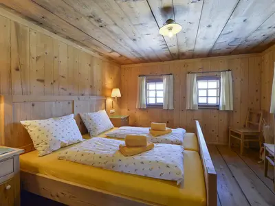 Schlafzimmer mit Doppelbett