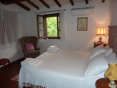Schlafbereich. Schlafzimmer 1 mit Doppelbett und Klimaanlage