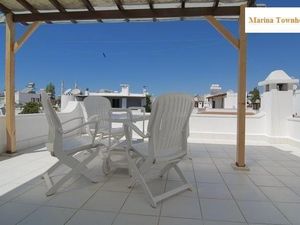 Dachterrasse mit Tisch, Sonnenliege, Stühle, Sonnenschirm