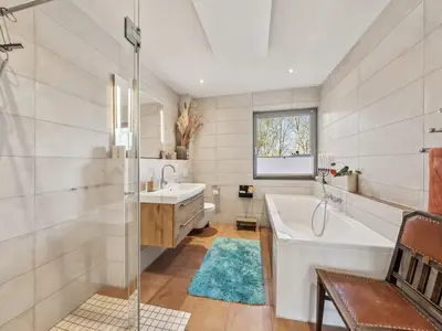 Das Badezimmer - Dusche, Waschtisch, Toilette, Duo-Badewanne und Fenster zum Hof