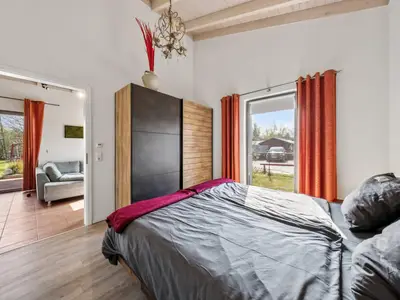 Das Doppelbettzimmer des PINTO ROSSO - mit geräumigem Schrank - Durchsicht zum Wohnraum