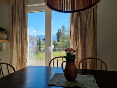 Ausblick auf Terrasse und Berge