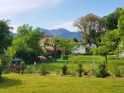 Bergblick mit Wiese und Hühnergehege
