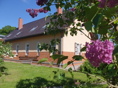 Außenansicht des Gebäudes. Ferienhaus von hinten