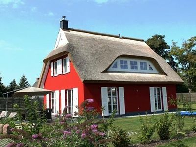 Außenansicht mit Garten inkl. Terrasse, Terrassenmöbeln, Strandkorb, Sonnenschirm, u.s.w.