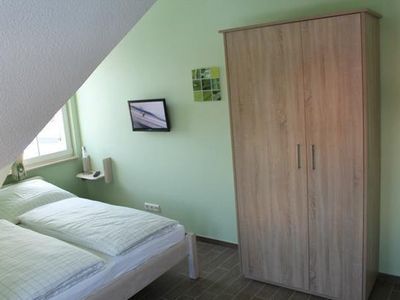 Schlafzimmer 2 mit tischlergefertigten Möbeln