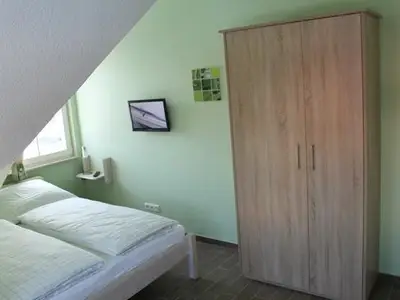 Schlafzimmer 2 mit tischlergefertigten Möbeln