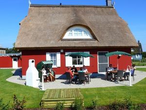 Terrasse mit Grillkamin und Strandkorb