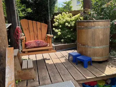 FH Holz Schaukel an der Sauna