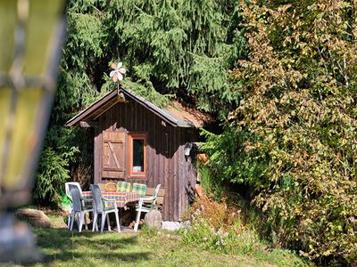 Gemütliches Plätzchen vor der Gartenhütte