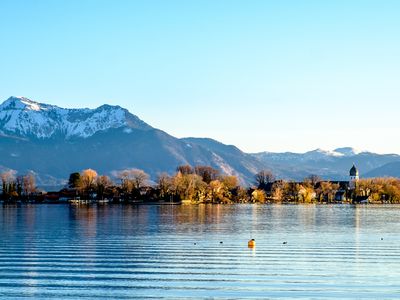 Fraueninsel mit Blick auf Hochgern