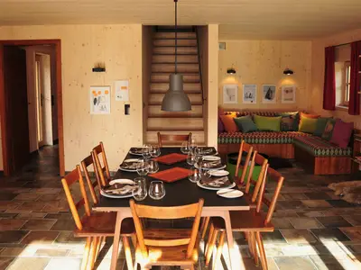 Großer Esstisch im Wohnraum