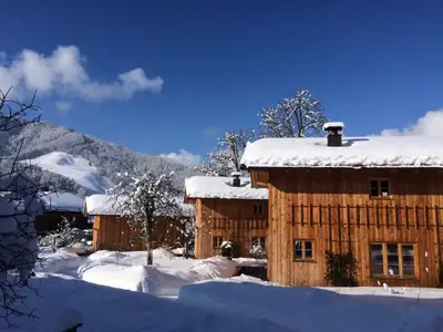 Drei Chalets im Schnee