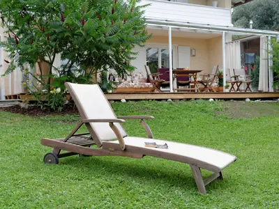 Blick vom Garten auf den Wintergarten/Terrasse