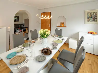 Esszimmer mit Durchgang zum Wohnzimmer