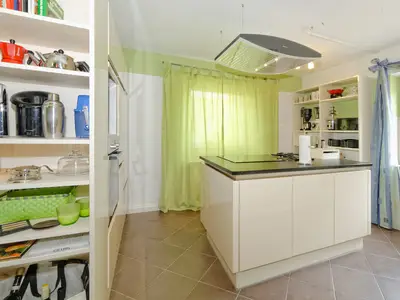 Küche mit Kochinsel (Ceram und Gasfeld)