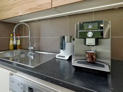 Küche mit Kaffee-Vollautomat, Wasserkocher, Spülmaschine