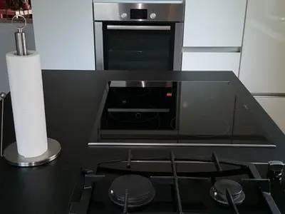 Küche mit Mikrowelle, Backofen, Ceramkochfeld, Gaskochfeld