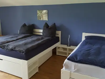 1. Schlafzimmer mit Doppel-  und Einzelbett