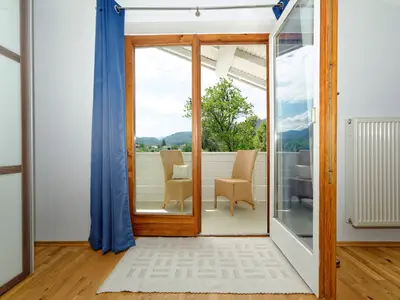 1. Schlafzimmer mit Doppelbett und Einzelbett - Ausgang zum Balkon