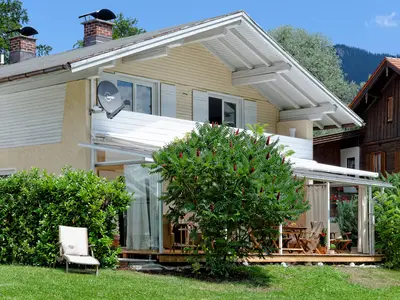 Blick vom Garten auf Haus und Wintergarten