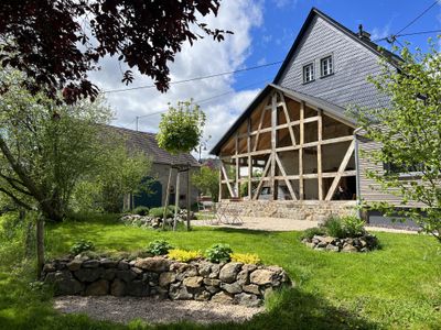 Rückseite Garten mit Sitzgelegenheit