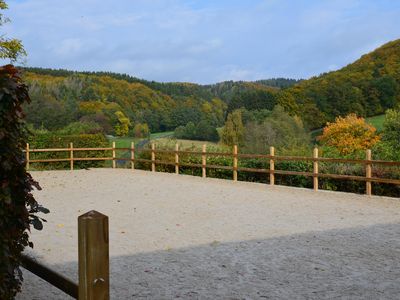 Reitplatz im beginnenden Herbst