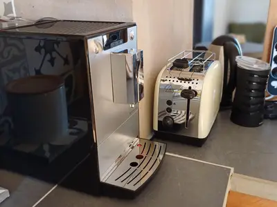 Küche mit Kaffeemaschine und Toaster