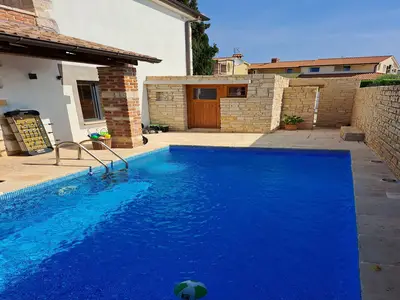 PoolOfHouse