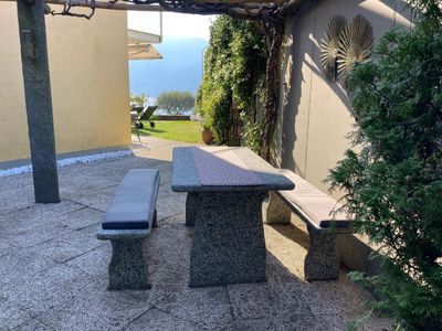 GRANITTISCH MIT SEEBLICK IM SCHÖNEN INNENHOF