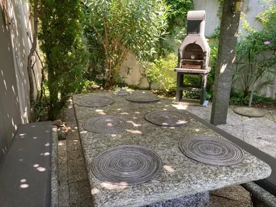 INNENHOF MIT HOLZKOHLEGRILL