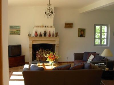 Wohnzimmer mit dekorativem provenzalischen Kamin