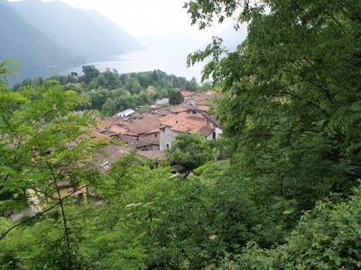 Ausblick auf das mittelalterlich Dorf Loggio mit dem Haus casa Valsolda