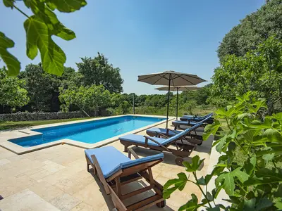 PoolOfHouse