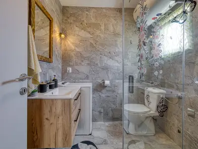 Badezimmer mit Dusche