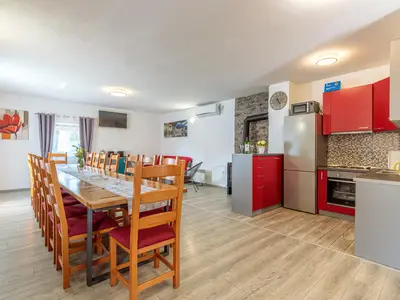 Wohnzimmer mit Küche und Esstisch