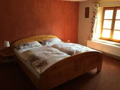 Schlafzimmer mit Doppelbett