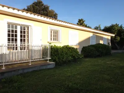 Westseite des Hauses zu den Bergen gelegen