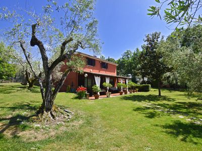 Der große, gepflegte Garten rund um das Haus