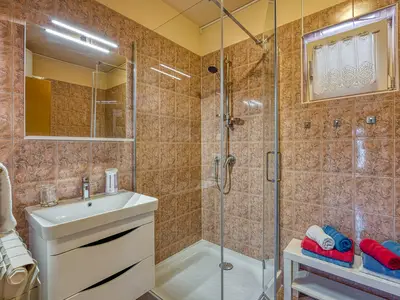 Badezimmer mit Dusche